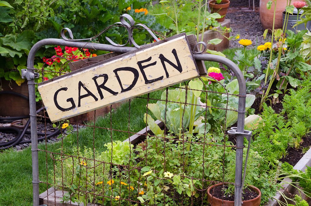 how to build a fence for a raised garden bed